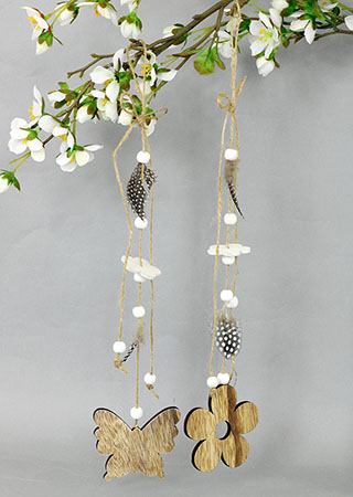 Kytička nebo motýlek,dřevěná dekorace s peřím na zavěšení, 2 kusy v sáčku, cen VEL810450