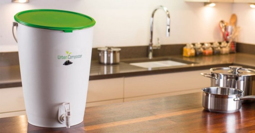 Domácí kompostér na recyklaci bioodpadu z kuchyně