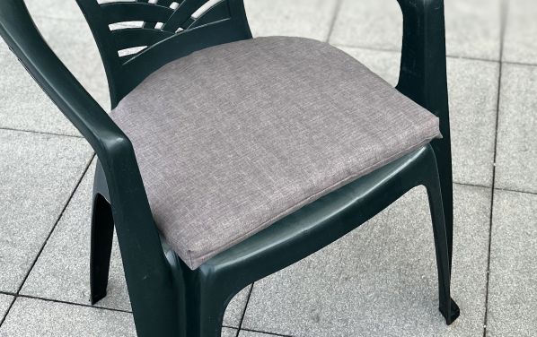 Malý polstr na židli, světle šedý melír